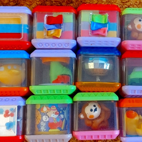 Fisher price peek a boo blocks - Picture 1 of 1